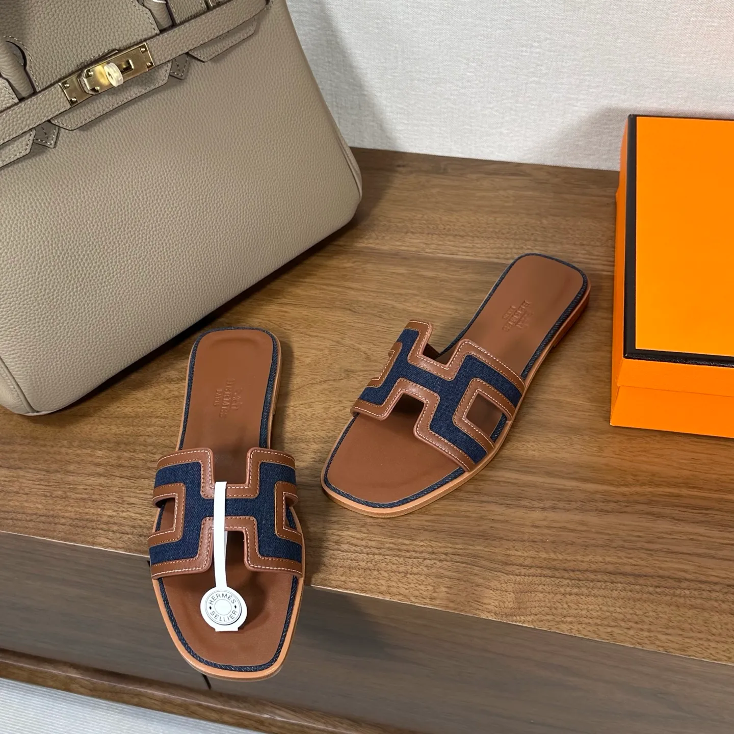 👟👟Ex-factory price 440👟👟 Hermes Hermes H slippers Oasis sandals series——————————Fashionable and versatile Super comfortable Every detail is made to the extreme Original swift calfskin Original 1:1 exclusive private mold upper/original leather outsole ▪️Packaging: Each pair of shoes comes with packaging ▪️SIZE: 35~42 (.40.41.42 customization is non-refundable and non-exchangeable)